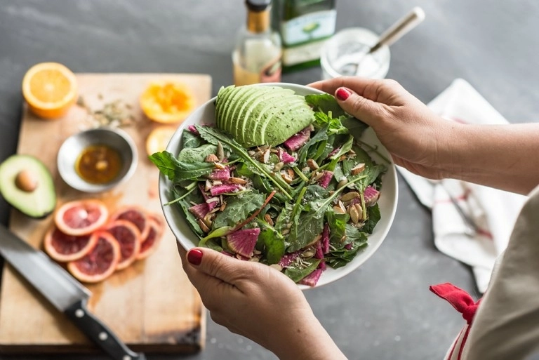 healthy spinach salad with avocado